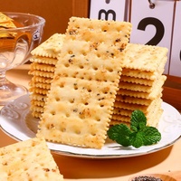 Biscuits craquelins salés en gros avec des saveurs de caviar, de moutarde, de bœuf au poivre noir, de jambon à la truffe noire en emballage boîte