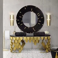 Console contemporaine dorée avec miroir de luxe, mobilier moderne pour salon, en marbre et verre, pour appartement et couloir