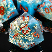 Set Dadu Resin Tepi Tajam Buatan Tangan Biru Langit dengan Bunga Kering Asli Dadu Polihedral DND dengan Tulisan Tembaga untuk Permainan RPG Meja-N44