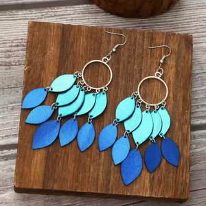 Boucles d'oreilles pendantes géométriques en similicuir, tendance, hypoallergéniques, forme plume, petit motif feuille pour femme UIONEN 904 - Product Image 1