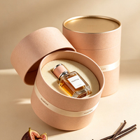 Flacon de parfum haut de gamme en verre transparent à facettes irrégulières, avec pulvérisateur à sertir, couvercle argenté personnalisé recouvert de cuir rose et sérigraphie