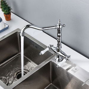 Robinet d'évier de <span class=keywords><strong>cuisine</strong></span> européen <span class=keywords><strong>vintage</strong></span> en céramique à double poignée en laiton rotatif à 360 ° mitigeurs chauds et froids - Product Image 4
