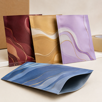 Sachets opaques imprimés sur mesure à trois soudures latérales pour collections d'épingles en émail, impression de logo abstrait moderne