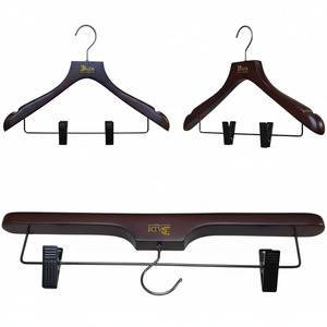 מתלה מעילים מעץ מעוצב בצורה אלגנטית עם ווים עגולים שטוחים בצבע שחור מט וסוגריים גדולים בצבע שחור מט מבריק - Product Image 1