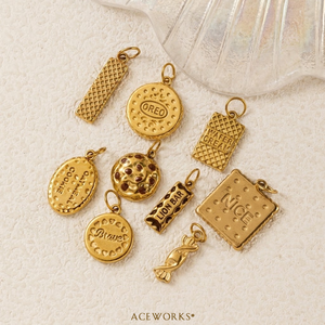 Galerie de breloques pour biscuits |   Pendentif en forme de barre chocolatée en acier inoxydable plaqué or 18K PVD, étanche, hypoallergénique et durable - Product Image 3