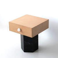 Table de chevet moderne en bois avec plateau en marbre travertin naturel et 1 tiroir