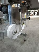 Machines d'emballage automatiques à filet très demandées pour sacs en filet de pommes de terre, d'oignons et pour l'emballage de snacks tels que les saucisses et les biscuits
