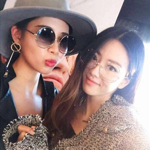 Gafas de sol estilo influencer con forma de corazón para mujer, UV400, montura dorada, lentes acuáticas moradas y azules, ligeras, retro, Harajuku - Product Image 3