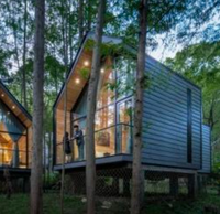 Cabane en bois préfabriquée Treezo Factory pour complexe hôtelier forestier et hébergement en famille