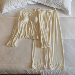 ชุดนอนผ้าฟลีซสำหรับผู้หญิง พร้อมแผ่นรองบรา ผ้าฟลีซบางเบา อุ่นสบาย แต่งขอบลูกไม้หวาน สีนมแอปริคอต ผลิตตามแบบ ODM สำหรับฤดูใบไม้ผลิ ฤดูใบไม้ร่วง และฤดูหนาว - Product Image 6