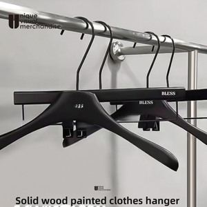 Présentoirs en <span class=keywords><strong>bois</strong></span> de luxe avec logo personnalisé pour costumes, manteaux et chemises haut de gamme - Large - Épaules noires, pour magasin de vêtements - Product Image 4