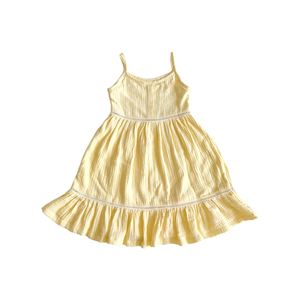Vestido de tirantes finos de <span class=keywords><strong>gasa</strong></span> orgánica arrugada para niñas, con ribete de encaje amarillo y dobladillo con volantes, ideal para el verano. - Product Image 4