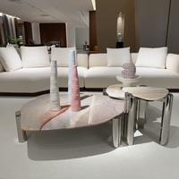 Table basse moderne en pierre irrégulière avec pieds en acier inoxydable, table centrale de luxe en marbre avec motif tourbillon gris crème pour salon