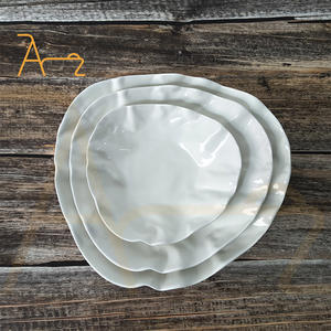 بيع بالجملة طبق بورسلين غير منتظم بنمط حجر إبداعي أبيض سيراميك غربي لمطعم الفندق - Product Image 1