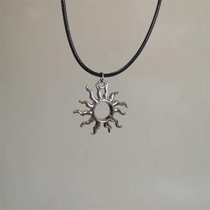 Collier en cuir avec pendentif soleil flamboyant Hip Hop, colliers géométriques vintage tourbillonnants pour hommes et garçons - Product Image 6