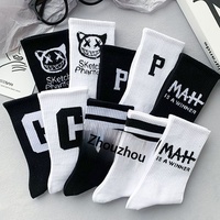 Chaussettes en coton pour étudiants, style couple, printemps-automne, noir et blanc, sport, basketball, tricotées avec lettres, antidérapantes, livraison gratuite