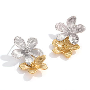 Elegantes pendientes de diseño floral chapados en oro y plata, tachuelas de flores de dos tonos, regalo de joyería de moda para mujer - Product Image 1
