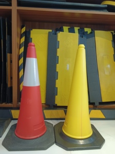Produit phare : Poteau de signalisation routière jaune en PE de 75 cm pour la sécurité routière, les parkings et les chantiers - Product Image 4
