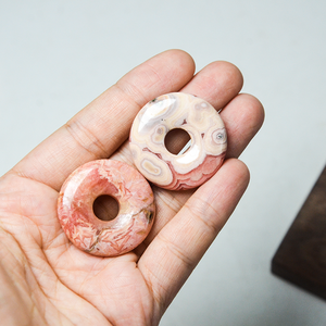 Ada จี้โดนัทธรรมชาติ rhodochrosite, สร้อยคอคริสตัลเคลือบเงาน้ำ30มม. สำหรับผู้ชายผู้หญิงความมั่งคั่ง - Product Image 5