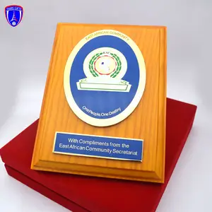Beste Kwaliteit Oman Houten Shield Custom Logo Metal Plaque 3D Koninklijke Hout Trofee Plaque Met Oem Fluwelen Doos