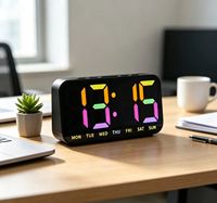 Vente en gros - Nouvelle horloge numérique électronique RGB - Horloge de chevet en plastique avec affichage LED néon - Horloge de table moderne pour la maison, la chambre à coucher, le bureau