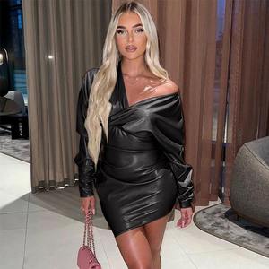 Mini Abito Corto in Ecopelle PU Nera Tinta Unita con Scollo a V Aderente a Maniche Lunghe <span class=keywords><strong>Abbigliamento</strong></span> Donna Inverno Primavera 2026 - Product Image 4