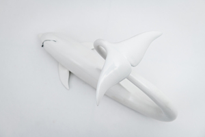 วัตถุหรูหราคุณภาพเยี่ยมธีมธรรมชาติปลาโลมาสีขาวไฟเบอร์กลาสโลหะไม่สม่ําเสมอหัตถกรรมบ้านสําหรับขายส่ง - Product Image 5