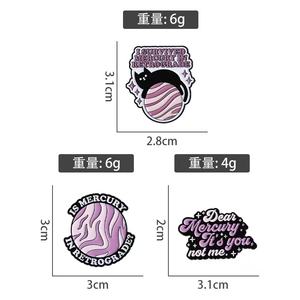 เข็มกลัดเคลือบลาย I Survived <span class=keywords><strong>Mercury</strong></span> Retrograde สไตล์น่ารัก ตลกๆ สำหรับคนรักโหราศาสตร์ ชุบดำนิกเกิล ขายส่งไม่มีขั้นต่ำ - Product Image 5