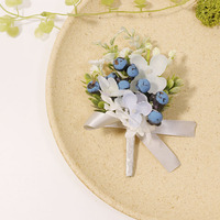 Corsage de poignet en roses blanches et ruban bleu, boutonnières de mariage, bracelet de fleurs en tulipes, boutonnière pour costume de marié, broche, épingle à revers, mariage