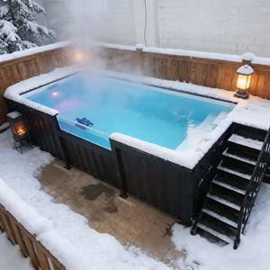 Piscine résidentielle avec couverture rétractable et système de pompe à moteur écoénergétique - Product Image 5