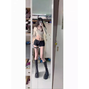 2025 pantalones cortos de cadera de verano sexis para mujer estilo europeo y americano Hot Girl Jeans negros de cintura baja con remaches - Product Image 1