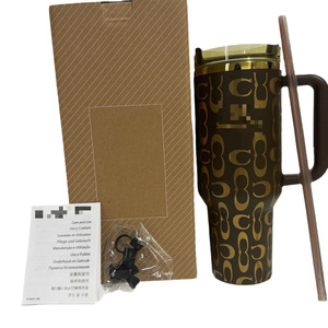 STAN* Co-brand Borraccia Termica da Viaggio da 40oz in Acciaio Inossidabile a Doppia Parete con Stampa Leopardata e Manico - Product Image 5