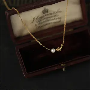 Ouj Collier dauphin perle d'eau douce plaqué or 18K Mini pendentif baleine Collier océan Cadeaux uniques