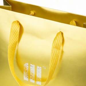 Bolsa de Papel de Color Amarillo con Diseño Personalizado, Asas de Hilo, Reciclable para Compras Minoristas - Product Image 4