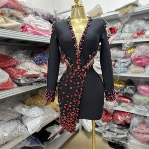 Bettergirl Moda Alta Qualità 2026 Europa <span class=keywords><strong>Abito</strong></span> <span class=keywords><strong>Corto</strong></span> <span class=keywords><strong>Nero</strong></span> con Diamanti Rossi <span class=keywords><strong>Maniche</strong></span> <span class=keywords><strong>Lunghe</strong></span> Scollo a V Elegante <span class=keywords><strong>Abito</strong></span> da Festa Formale Fasciante - Product Image 1