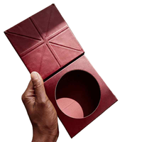 Boîte magnétique mate rouge avec insert découpé circulaire et motif croisé en relief pour l'emballage des coussinets de poitrine