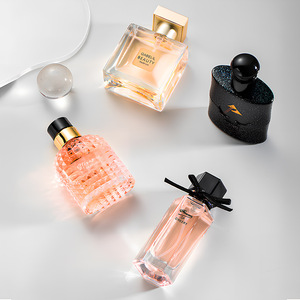 <span class=keywords><strong>Coffret</strong></span> Cadeau de Parfum pour Femme Quatre Pièces Vaporisateur Floral Fraise et Oud Parfum Léger Longue Durée Style Moderne Usage Domestique Vente en Gros - Product Image 6