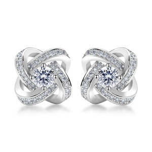 Orecchini a Perno in Argento Sterling 925 con Diamanti Sintetici <span class=keywords><strong>D</strong></span> E VS1, Taglio Rotondo, Design a Nodo <span class=keywords><strong>d</strong></span>'<span class=keywords><strong>Amore</strong></span> Intrecciato per Donne - Product Image 2