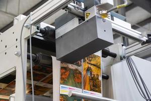 Máquina de impresión automática de etiquetas flexográficas: sistema controlado por PLC para producción de pegatinas y etiquetas - Product Image 5