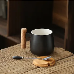 कस्टम नॉर्डिक मैट सफेद काले लकड़ी के हैंडल के साथ 13oz कप सिरेमिक कॉफी मग ढक्कन चम्मच
