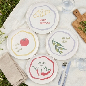Juego de 4 Platos de Cerámica Italianos Dolce Vita, con Lindos Diseños de Comida y Frases, Opción en Melamina, Ideales para Picnic - Product Image 1