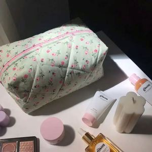 Muestra gratuita de neceser de maquillaje floral personalizado, bolsa de cosméticos de poliéster con diseño de flores, color rosa, bonita y colorida, para viajes, para niñas. - Product Image 2
