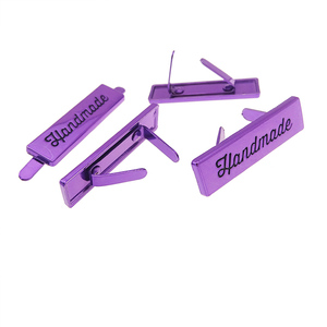 Étiquettes de vêtement faites à la main en métal étiquettes bricolage vêtements sacs fait à la main lettre étiquette couleur violette - Product Image 5
