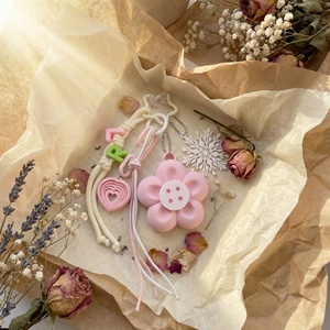 Llavero con botón de flor rosa, colgante para bolso con copo de nieve y corazón impreso en 3D, accesorio para mochila con cierre de estrella de estilo coquette, colgante personalizado - Product Image 1