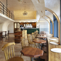 Table à manger octogonale en bois avec piétement en fonte et chaises à dossier en tige pour ensemble de restaurant ou café rustique