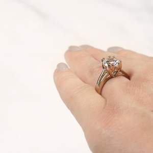 Anillo de compromiso solitario de moissanita de corte brillante vástago partido aniversario cumpleaños regalo nupcial elegante vástago dividido moissanita - Product Image 5