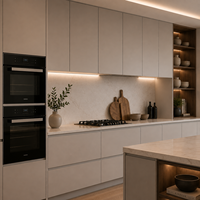 Meubles de cuisine laqués avec façades grises mates, niches en bois fumé et îlot central avec sièges
