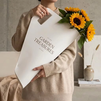 Sac à fleurs personnalisé au design moderne avec poignée, sac de transport pour bouquet en papier blanc, pour un emballage floral élégant à tenir à la main