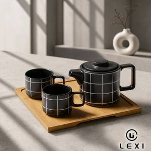 ชุดกาแฟและชาเซรามิกสไตล์โมเดิร์นเรียบง่ายออกแบบโลโก้ตามสั่งสีหนึ่งหม้อและสองถ้วยพร้อมถาดไม้สำหรับบ้านหรือสำนักงาน - Product Image 1