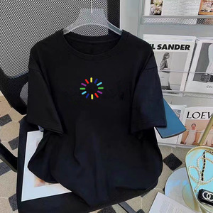 Camiseta con icono de carga inspirado en la tecnología, estilo retro gamer y casual urbano - Product Image 6